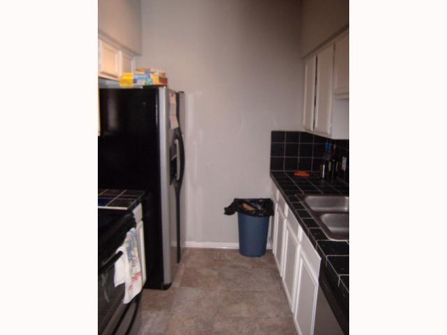 Building Photo - UT PRE LEASE: 2 bd/ 2 ba North Campus Condo. Short walk to UT. View of UT Tower!