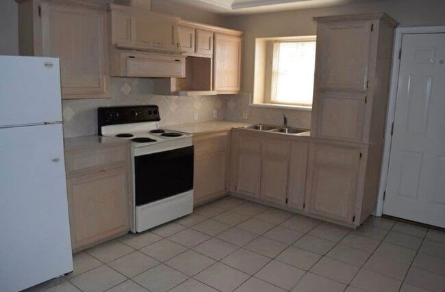 Building Photo - 2210 Peridot St