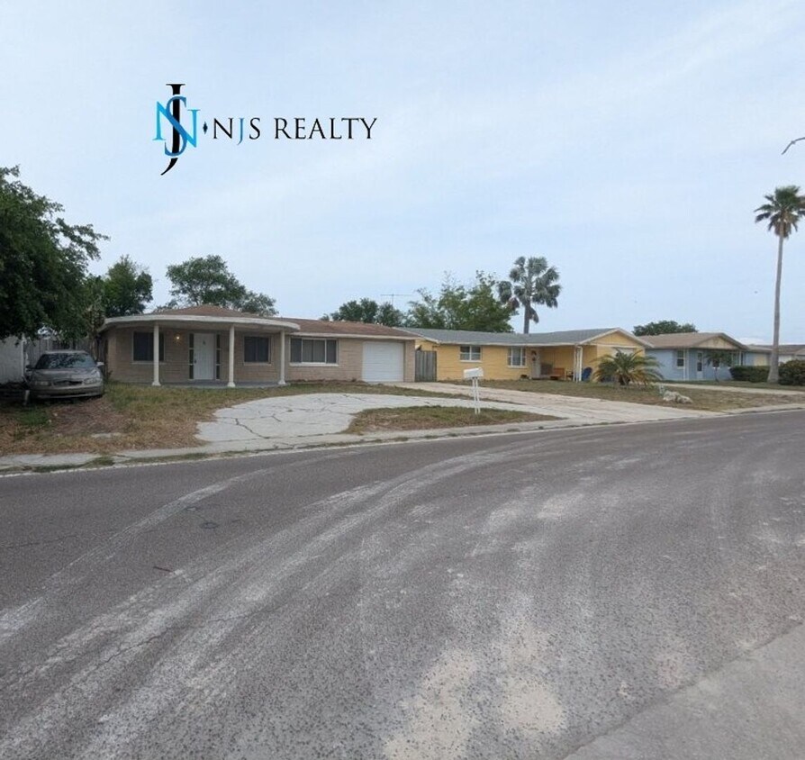 Primary Photo - Gorgeous 3/2 1804 Sq. Ft. with new floorin...