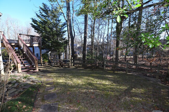 Foto del edificio - Gorgeous 4 BR 2+2 Baths Colonial - Finished Walk-Out Basement and Car Garage