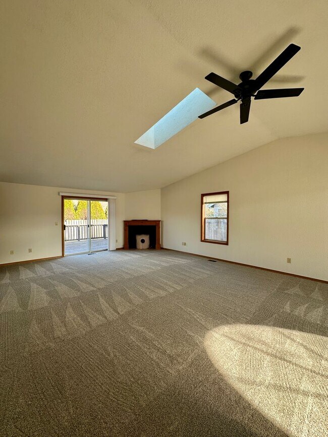 Foto del edificio - Well-Maintained Three Bedroom Home in West Salem