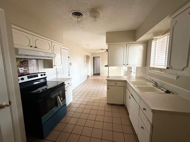 Building Photo - 3 Bed 2 Bath Ready To Rent ASAP!