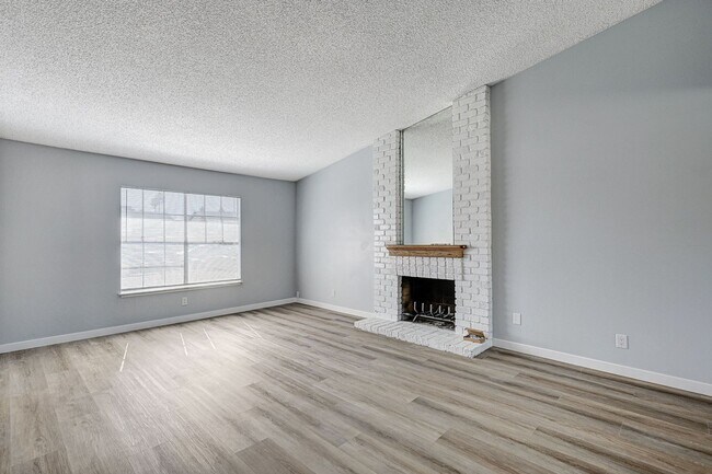Foto del edificio - Beautifully redone 4 bedroom single story ...