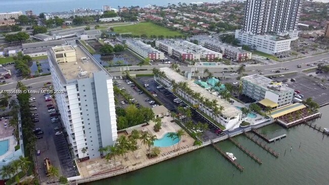 Foto del edificio - 1865 79th Street Causeway
