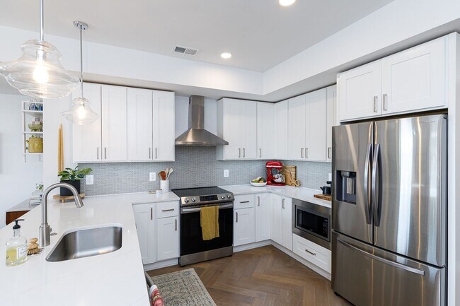 Foto del edificio - Newer Three Bed-Three Bath Townhouse Condo...