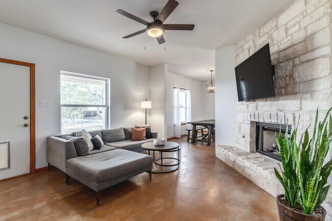 Foto del edificio - 2551 Spring Valley Dr