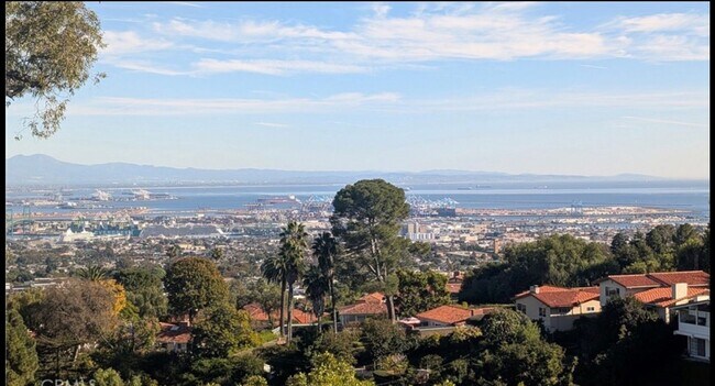 Foto del edificio - Resort-Style Living with Pool & Iconic Coastal Views