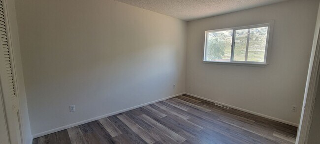Building Photo - 4 Bedroom 1.5 Bath