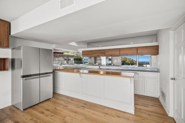 Building Photo - Luxury Living with endless Ocean Views
