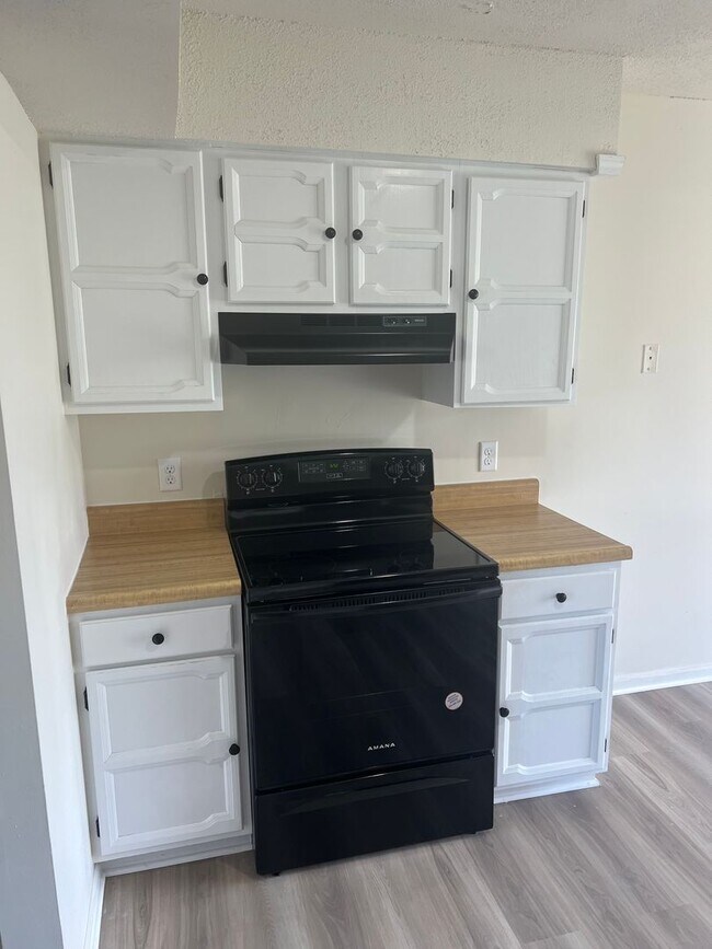 Building Photo - 758-760 Southampton Dr