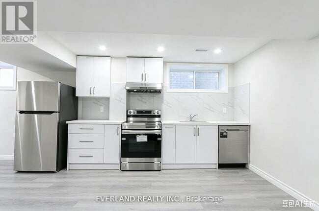 Building Photo - 21 Kenneth Ross Bnd