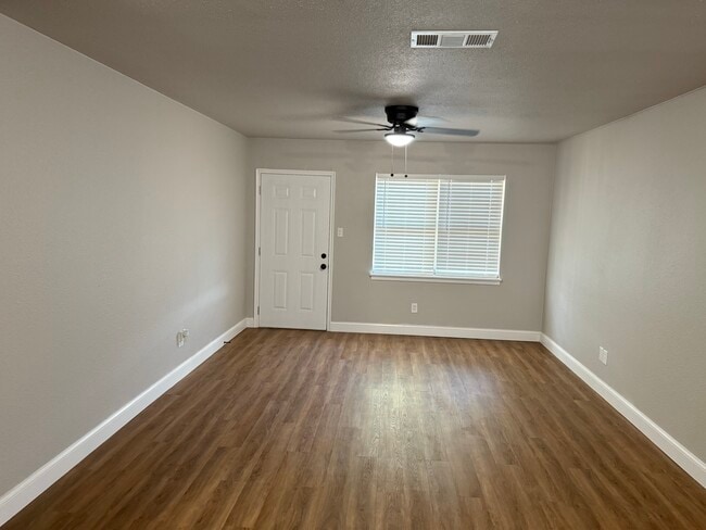 Foto del edificio - 4100 Wrangler Dr