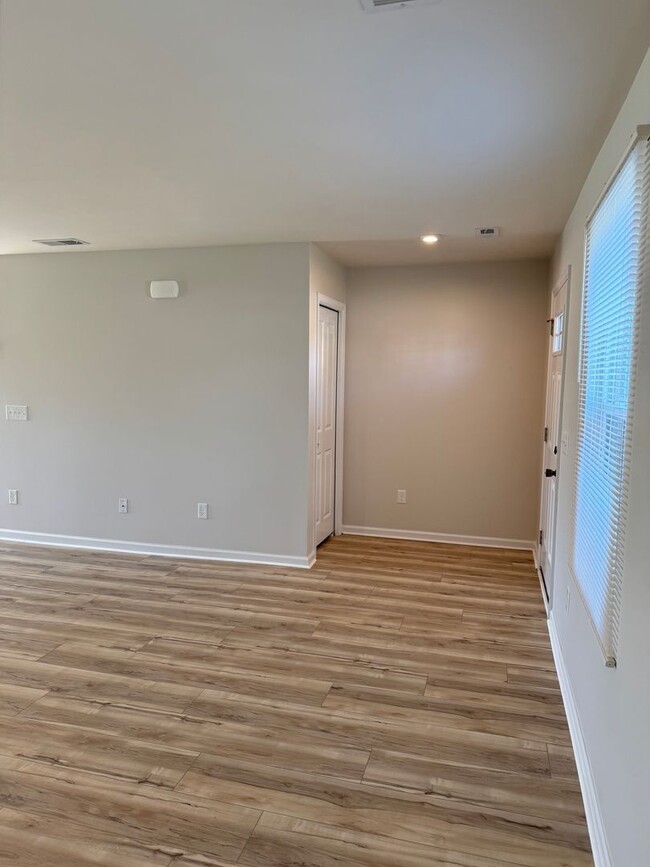 Building Photo - Price & Location !