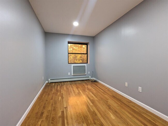 Foto del edificio - 1340 Gates Ave