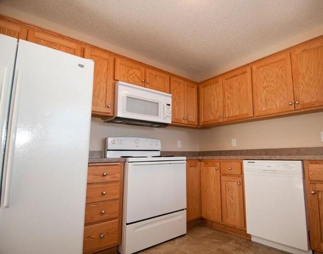 Building Photo - 822 Golden Way