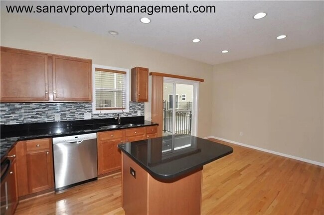 Building Photo - Stunning 2 Bed, 2.5 Bath Townhome with Lux...