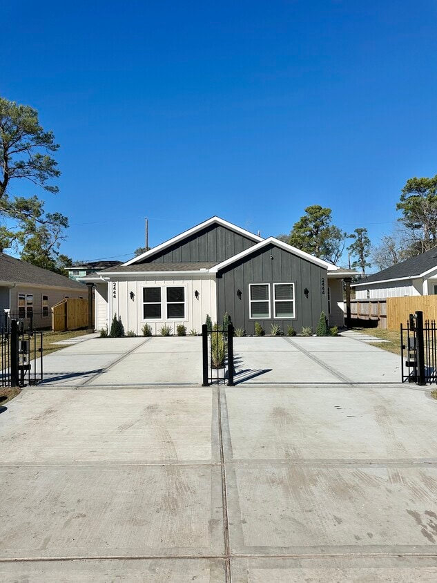 Foto principal - 2444 Carmel St