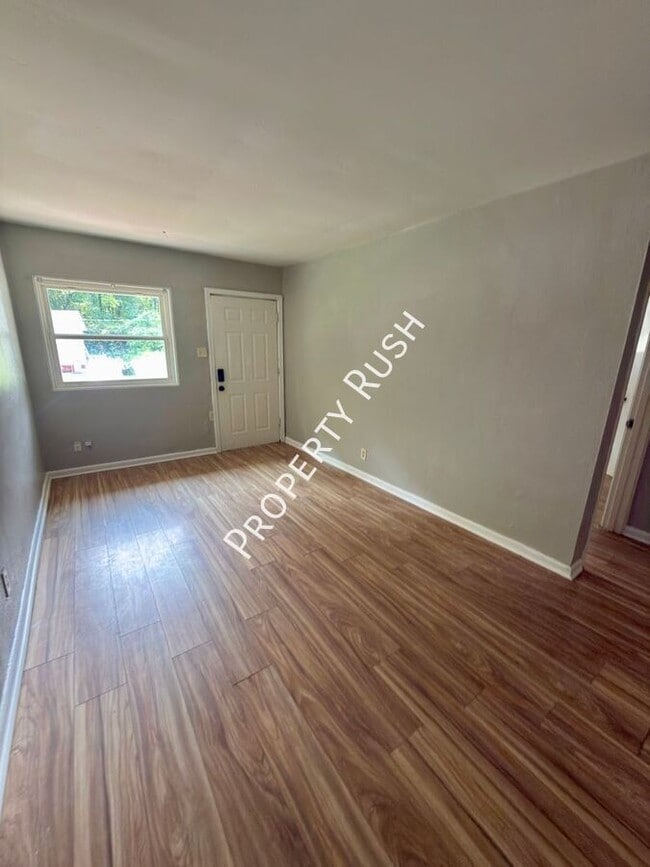 Building Photo - 708 W 47th St