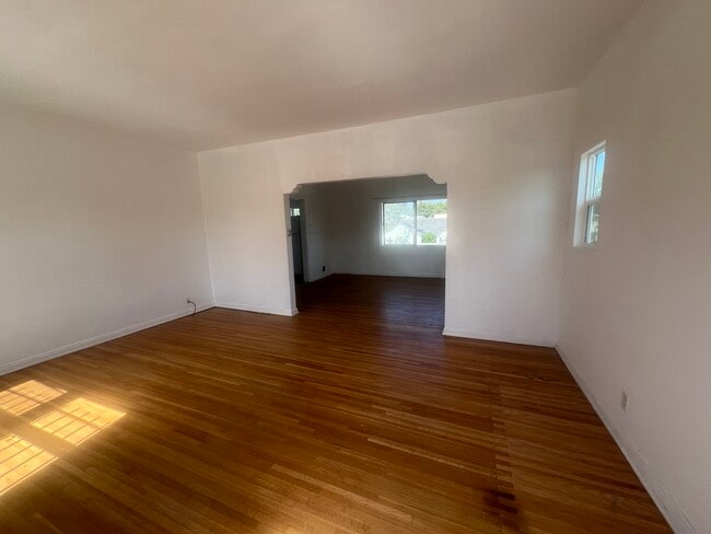 entry way - 800 N Mansfield Ave