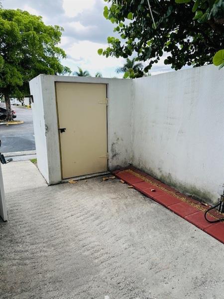 Foto del edificio - 5040 Elmhurst Rd