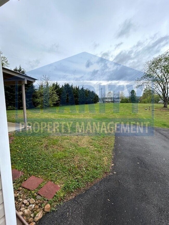 Foto del edificio - Quiet location, close to the interstate