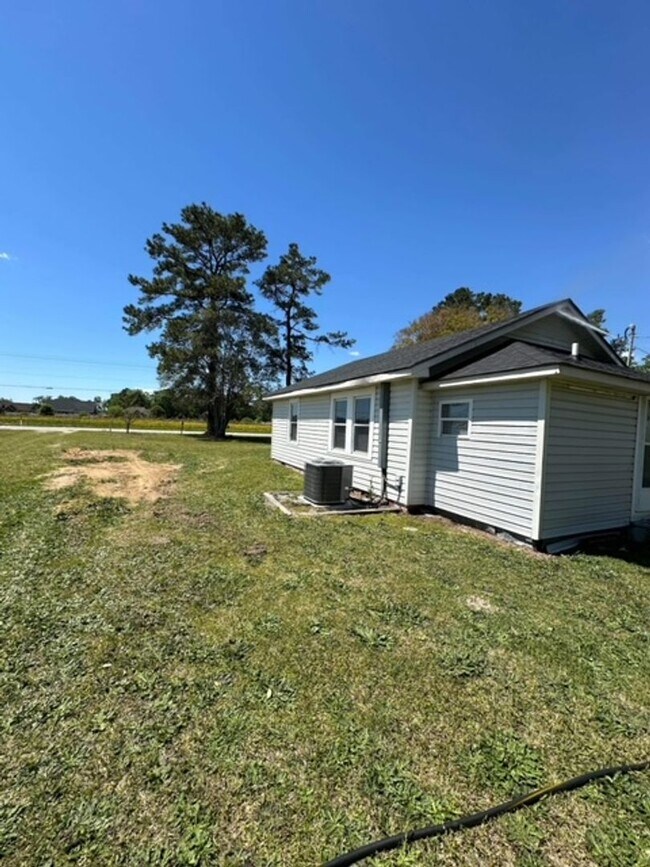 Building Photo - 2-Bedroom, 1-Bath House