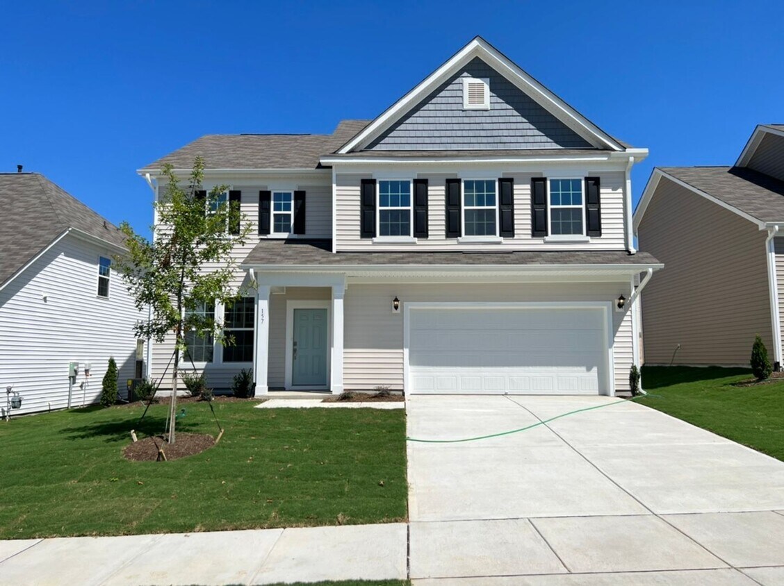 Foto principal - LIKE NEW 4 Bedroom Home w/ Ground Floor Be...