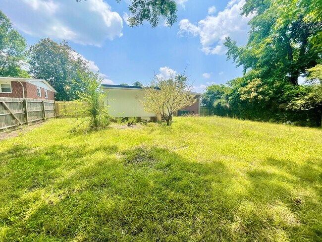 Building Photo - Beautiful 3 Bed 1.5 bath located in GSO!