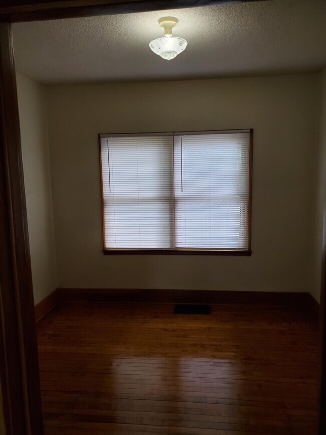 bedroom - 1011 Pleasant St