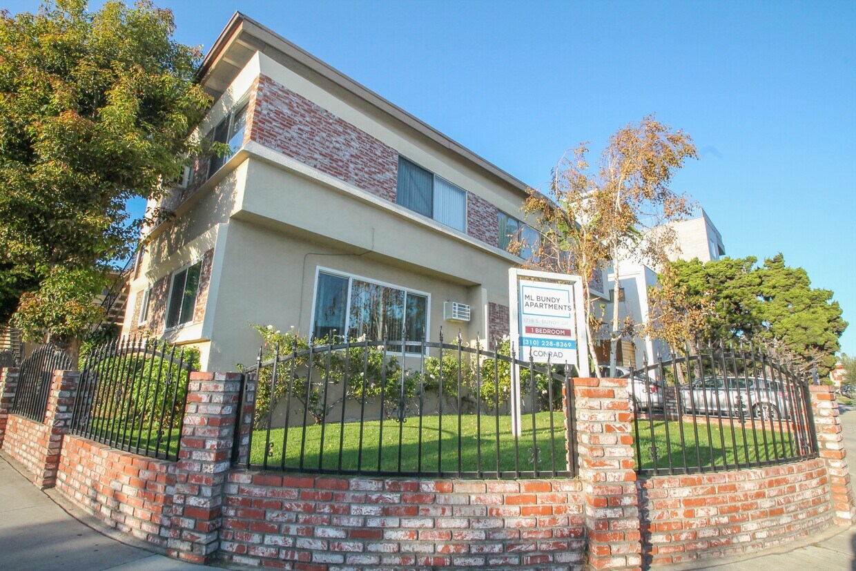 Primary Photo - 1718 S Bundy Dr