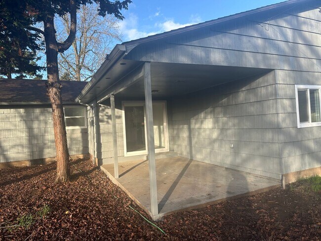 Foto del edificio - Updated 3 bedroom 1 bath home with large yard!