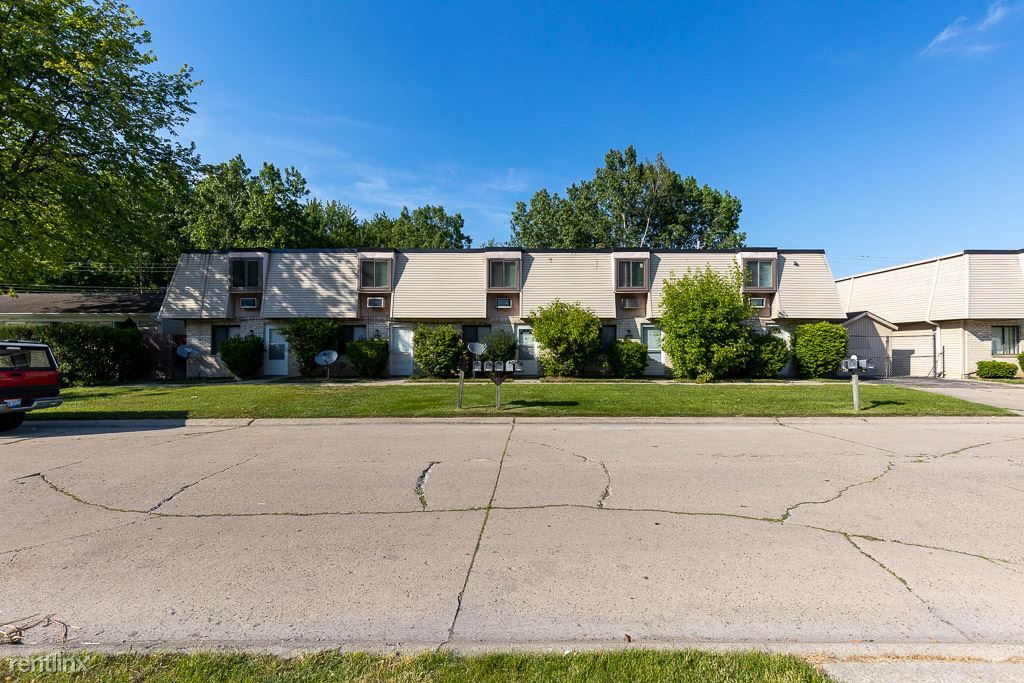 2 Br 1 5 Bath Townhome 25177 Orchid St Townhouse For Rent In Harrison Charter Township Mi Apartments Com