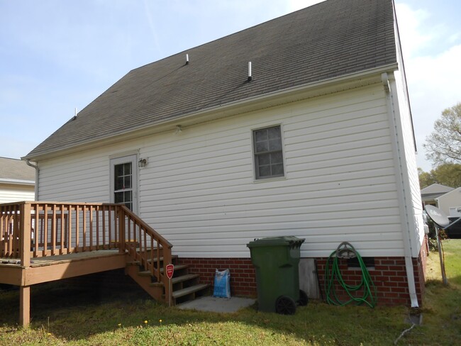Building Photo - 3 Bedroom 2 Full baths