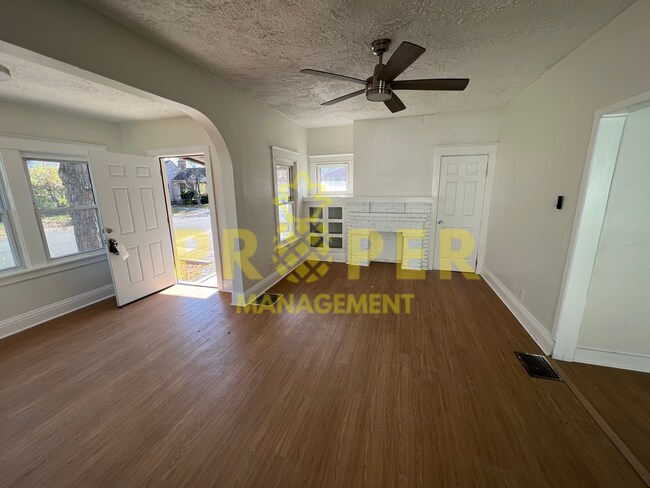 Building Photo - 2 bedrooms 1 bathroom house for rent