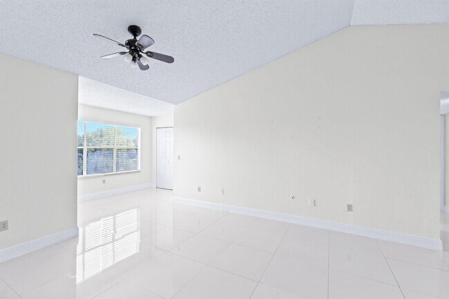 Foto del edificio - 1401 Village Blvd