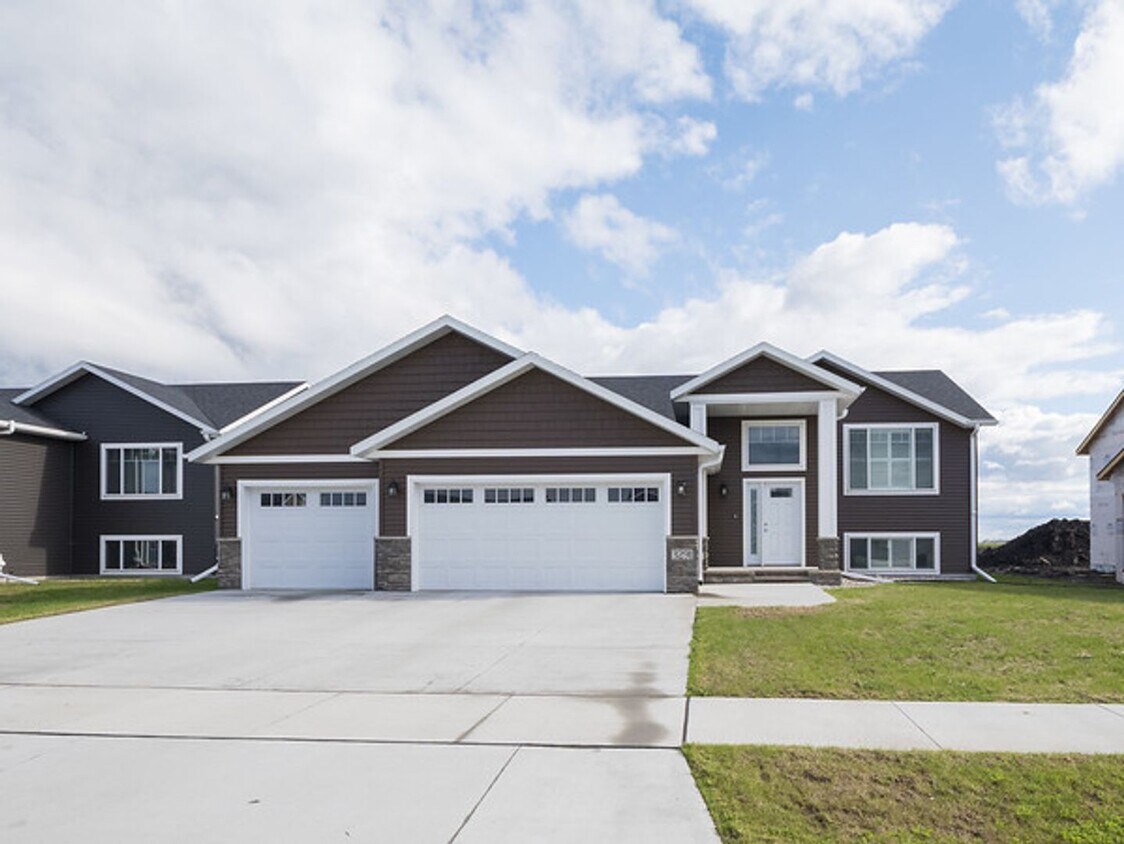 Foto principal - Beautiful 5 Bedroom Single Family Home