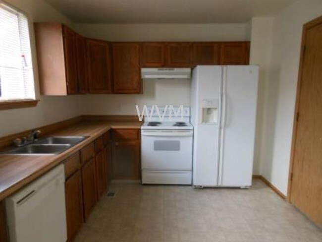 Photo - Aurora East Bi-level with garage House