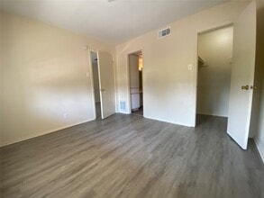 Building Photo - 208 Kelly St