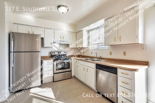 Building Photo - Available Now! Great 2 Bed/1.5 Bath Townho...