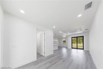 Building Photo - 1137 Damen St E