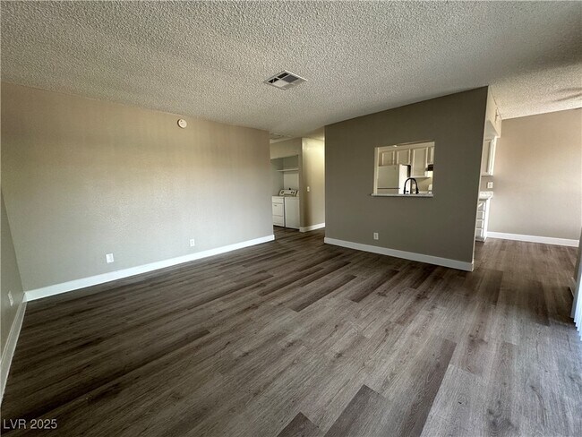 Building Photo - 4571 Carriage Park Dr