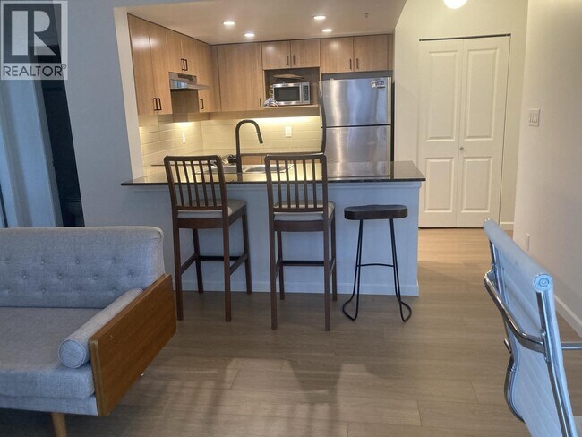 Photo du bâtiment - 9262 University Crescent