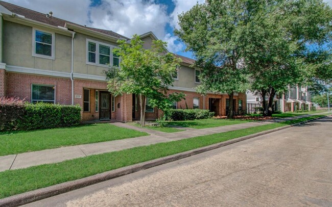 Building Photo - 10205 Brooktree Dr