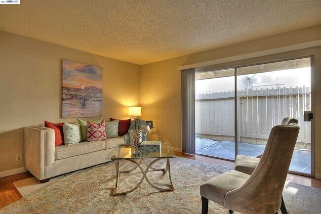 Foto del edificio - For Rent – Charming 2BR single level condo...