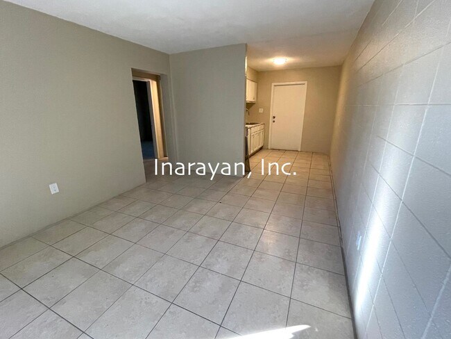 Foto del edificio - 1011-1013 Dewitt Drive