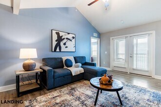 Building Photo - 305 Laredo Dr