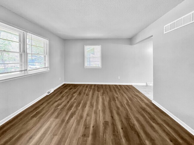 Foto del edificio - 4 BR/2BA | Newly Renovated Single Family Home | 1-Car Covered Parking | Gated backyard |On quiet ...
