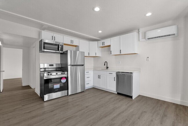 Foto del edificio - NEW EVERYTHING IN THE HEART OF DOWNTOWN!!
