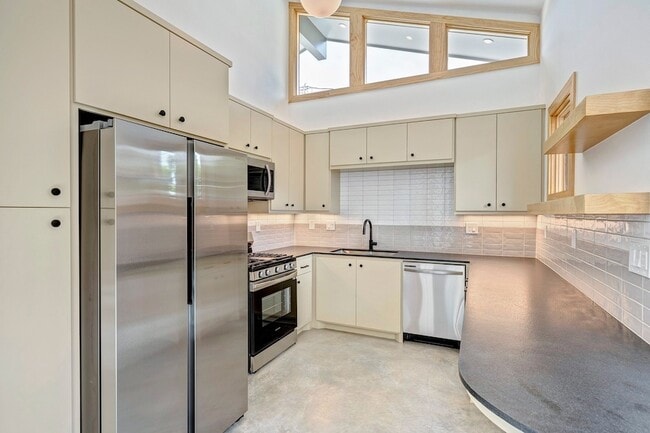 Building Photo - 907 Kern St