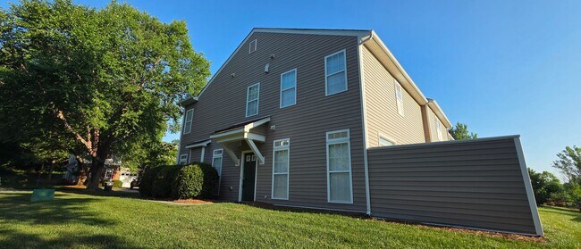 Foto del edificio - This phenomenal townhome is truly move-in ready!